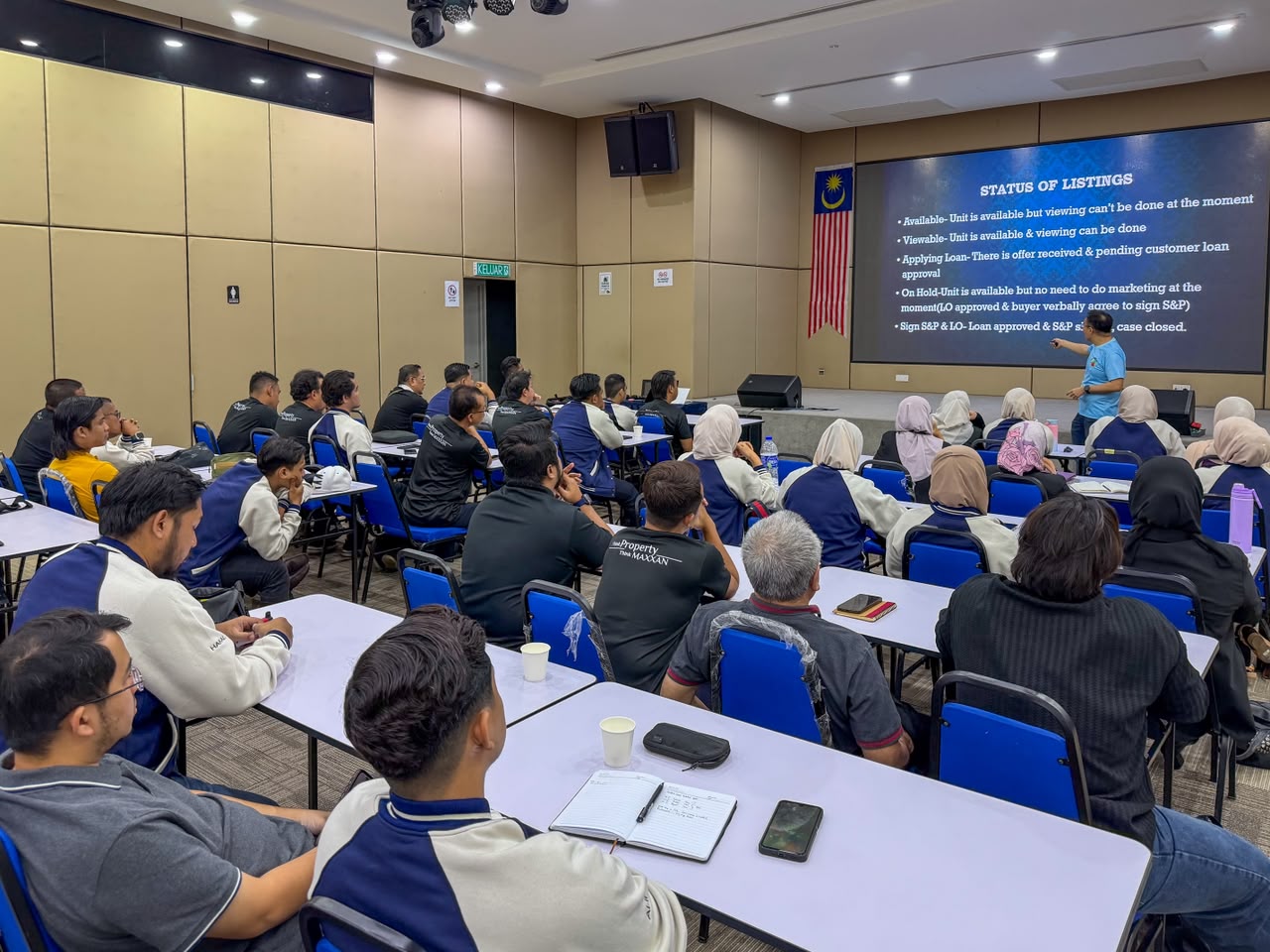 Peserta mendengar perkongsian dalam sesi seminar