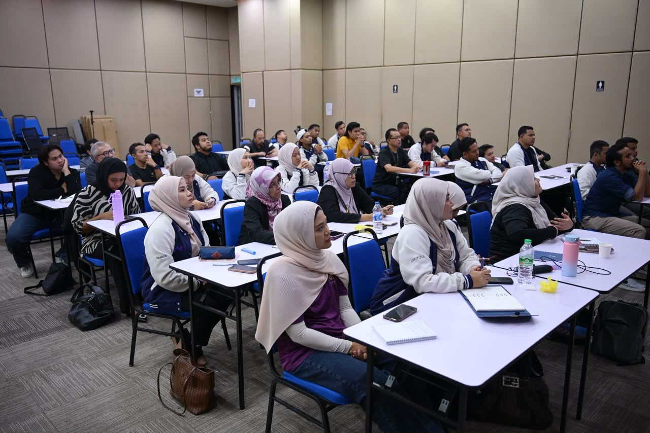 Perunding hartanah menghadiri sesi latihan di dalam dewan
