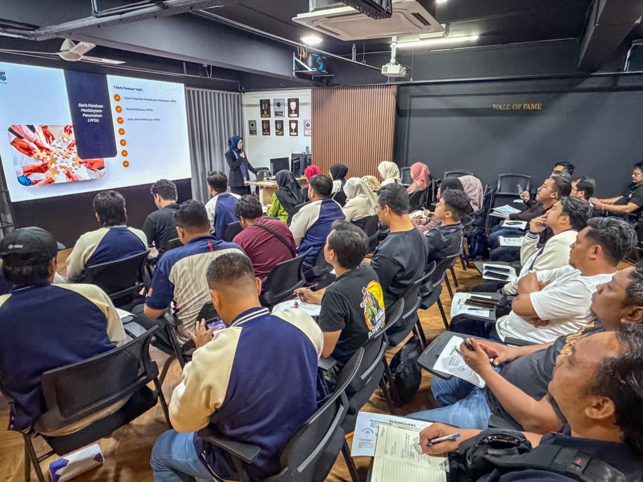 Peserta menghadiri seminar pembiayaan hartanah